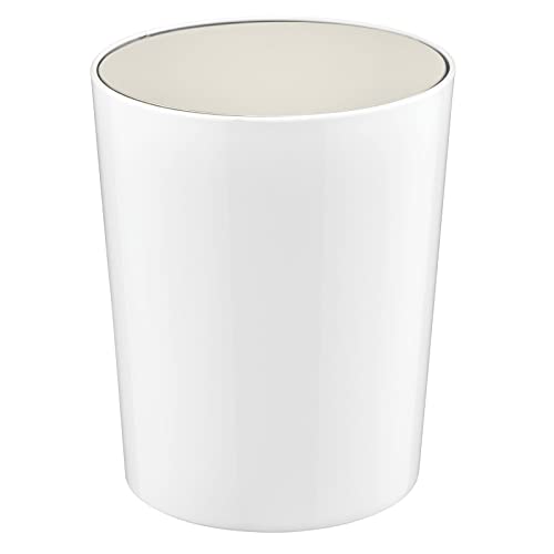 mDesign Cubo de basura con tapa basculante para baño o cocina – Papelera redonda de plástico – Contenedor de residuos para interior – blanco/plateado mate