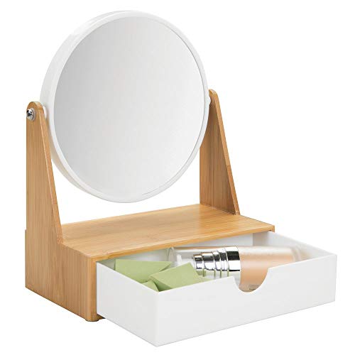 mDesign Espejo redondo giratorio – Tocador con espejo y repisa para baño de plástico y bambú – Espejo de mesa para maquillaje con aumento triple y con cajón para el lavabo – color bambú y blanco