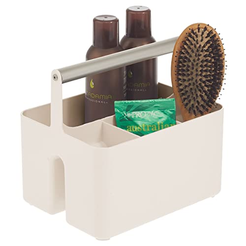 mDesign Caja organizadora para cuarto de baño – Práctica cesta con asa para el almacenamiento de cosméticos – Organizador de baño portátil con 4 compartimentos – crema/plateado mate